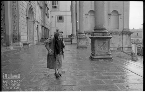 Donna sul sagrato del Santuario di Santa Maria della Quercia a Viterbo
