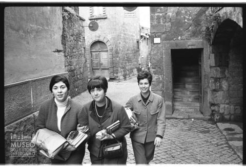 Donne in una cittadina laziale