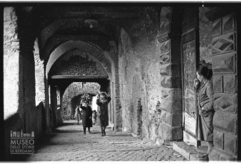 La via del Porticato a Cori