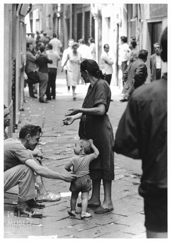 Scena di vita quotidiana a Genova in via di Prè