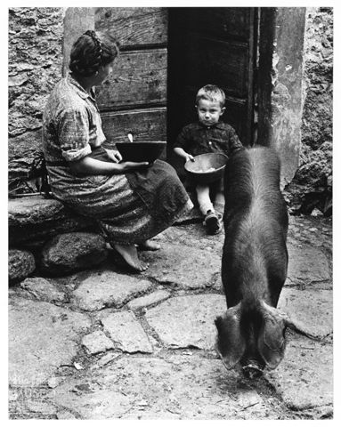 Scena di vita domestica in Val di Mello