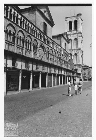 Il fianco della cattedrale con la Loggia dei Merciai a Ferrara