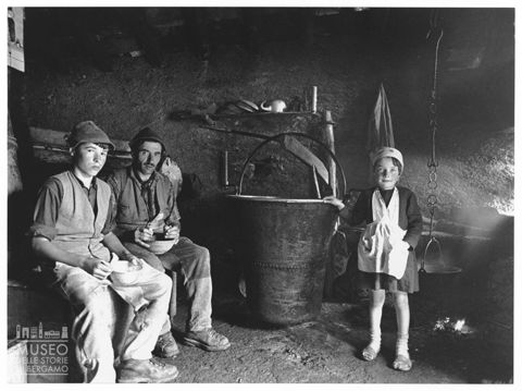 Ritratto di gruppo nella malga del Lago Rotondo a Carona