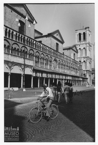 Il fianco della cattedrale con la Loggia dei Merciai a Ferrara