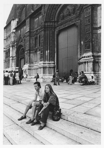 Ragazzi davanti alla basilica di San Petronio a Bologna