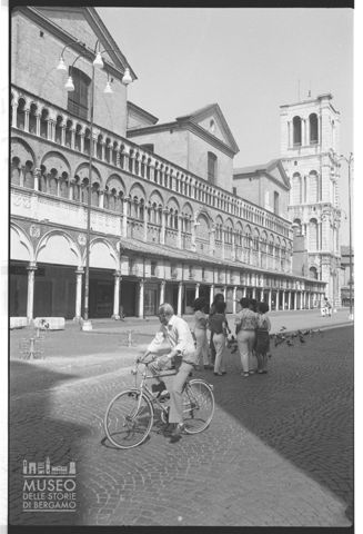Il fianco della cattedrale con la Loggia dei Merciai a Ferrara