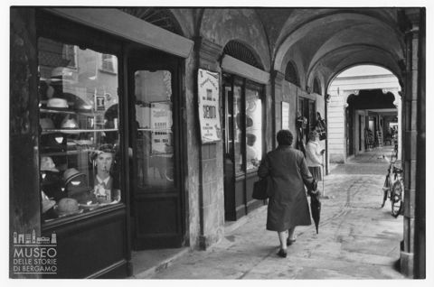 La vetrina della cappelleria Rossi a Busseto