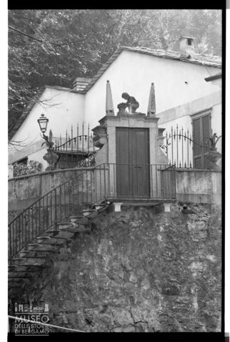 Porta d'ingresso al cortile di una viila di Chiavenna