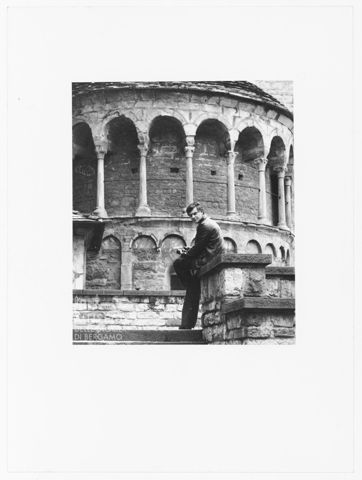 Autoritratto di Pepi Merisio nei pressi del tempietto di Santa Croce a Bergamo