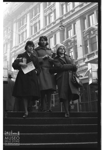 Ritratto di donne in piazza Duomo a Milano