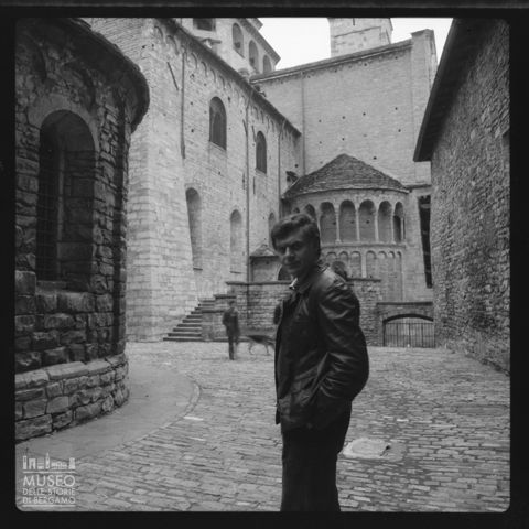 Autoritratto di Pepi Merisio nei pressi del tempietto di Santa Croce a Bergamo