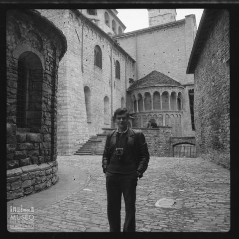 Autoritratto di Pepi Merisio nei pressi del tempietto di Santa Croce a Bergamo