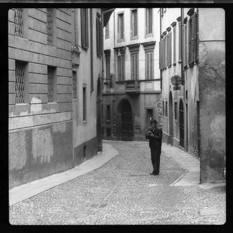 Autoritratto di Pepi Merisio a Bergamo, in via Salvecchio