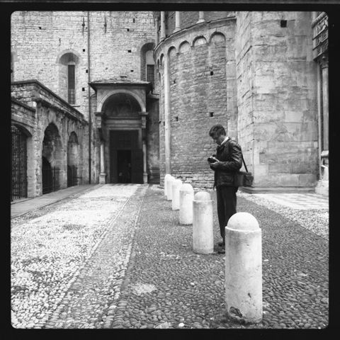 Autoritratto di Pepi Merisio nei pressi della basilica di Santa Maggiore a Bergamo