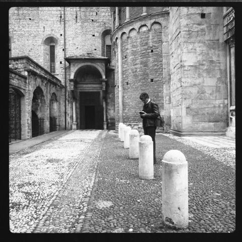 Autoritratto di Pepi Merisio nei pressi della basilica di Santa Maggiore a Bergamo