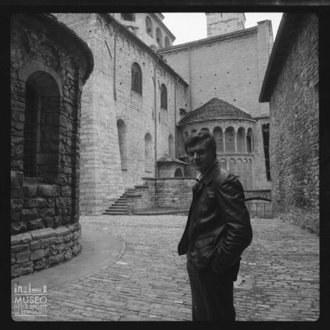 Autoritratto di Pepi Merisio nei pressi del tempietto di Santa Croce a Bergamo