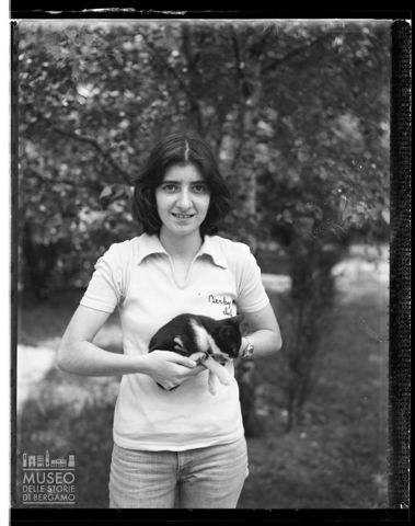Ritratto di Marta Merisio con gatto nella propria abitazione a Bergamo