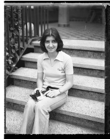 Ritratto di Marta Merisio con gatto nella propria abitazione a Bergamo