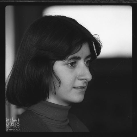 Ritratto di Marta Merisio nella propria abitazione a Bergamo