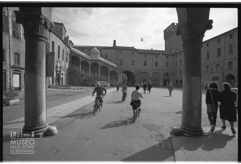 La piazza del Municipio a Ferrara