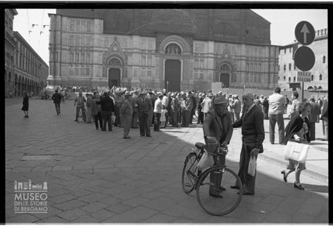La piazza Maggiore a Bologna