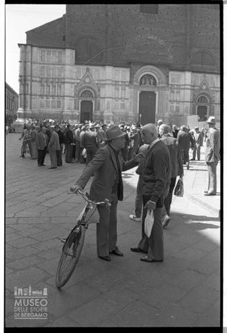 Uomini nella piazza Maggiore a Bologna