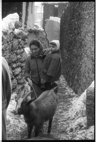 Scena di vita quotidiana in Valmasino