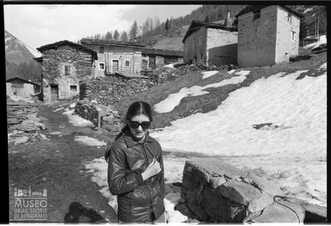 Ritratto di donna in un borgo della Valtellina
