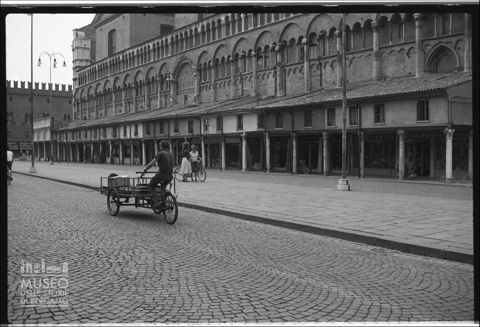 Il fianco della cattedrale con la Loggia dei Merciai a Ferrara