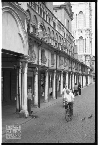 Il fianco della cattedrale con la Loggia dei Merciai a Ferrara
