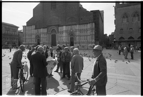 Uomini nella piazza Maggiore di fronte alla basilica di San Petronio a Bologna
