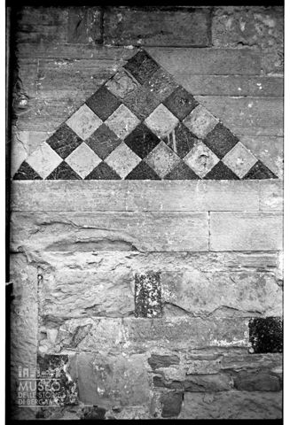 Particolare della facciata della Pieve di San Giovanni Decollato a Cornacchiaia