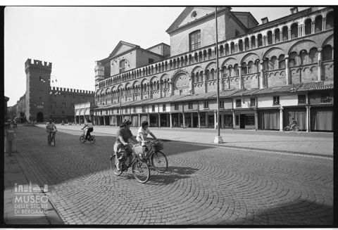 Il fianco della cattedrale con la Loggia dei Merciai a Ferrara