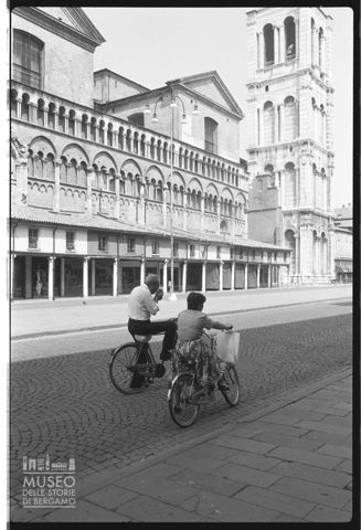Il fianco della cattedrale con la Loggia dei Merciai a Ferrara