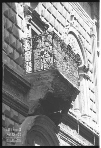 Particolare della facciata del Palazzo Bevilacqua Ariosti a Bologna