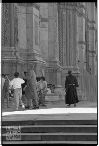 Ragazzini davanti alla Basilica di San Petronio a Bologna