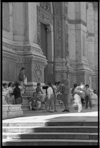 Ragazzini davanti alla Basilica di San Petronio a Bologna