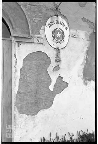 Particolare della facciata dell'edificio scolastico di Pieve di Trebbio