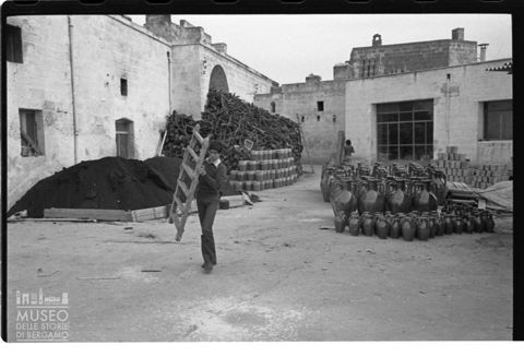 Produzione di anfore di terracotta a Grottaglie