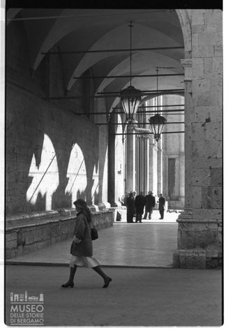 Donna nei pressi della Loggia dei Mercanti ad Ascoli Piceno