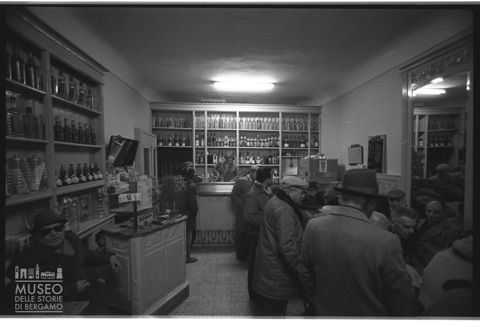 Uomini in un bar di Ascoli Piceno
