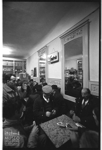 Uomini in un bar di Ascoli Piceno