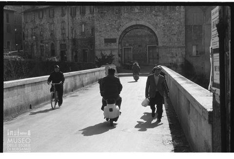 Scorcio di vita quotidiana sul ponte romano di Ascoli Piceno