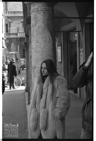 Ragazza in piazza del Popolo ad Ascoli Piceno