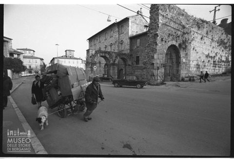 Scena di vita quotidiana nei pressi di Porta Romana ad Ascoli Piceno