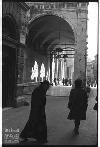 Scena di vita quotidiana in piazza del Popolo ad Ascoli Piceno