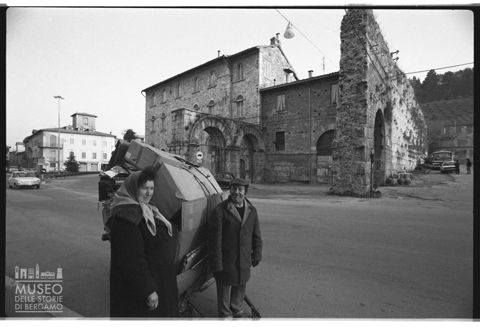 Scena di vita quotidiana nei pressi di Porta Romana ad Ascoli Piceno