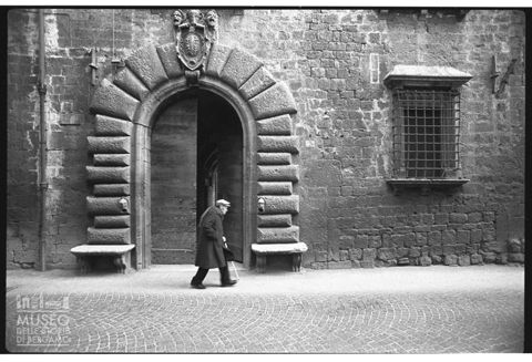 Passante nei pressi di Palazzo Malaspina ad Ascoli Piceno