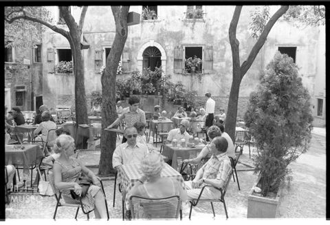 Villeggianti in una piazzetta di Malcesine