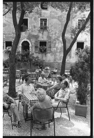 Villeggianti in una piazzetta di Malcesine
